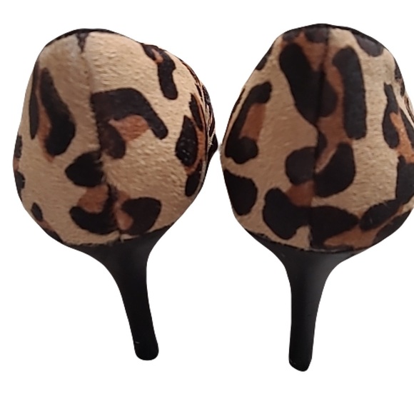 BCBG Leopard Print Heels 9 - Picture 4 of 6